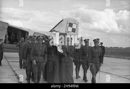 Warszawa, 1947-07-17. Lotnisko Okêcie. Przybycie samolotu z Wielkiej Brytanii z trumn¹ z cia³em zmar³ego gen. Lucjana ¯eligowskiego. Nz. ¿o³nierze nios¹ trumnê. bk/ak PAP Warschau, 17. Juli 1947. Der Flughafen Okecie. Die Ankunft des Flugzeugs mit dem Körper von General Lucjan Zeligowski aus Großbritannien. Im Bild: Soldaten tragen den Sarg. bk/ak PAP Stockfoto