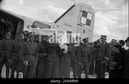 Warszawa, 1947-07-17. Lotnisko Okêcie. Przybycie samolotu z Wielkiej Brytanii z trumn¹ z cia³em gen. Lucjana ¯eligowskiego. NZ. gen. Piotr Jaroszewicz (5P) oraz po prawej ¿ona genera³a Wanda ¯eligowska i córka Janina. bk/ak PAP/Stanis³aw D¹browiecki Warschau, 17. Juli 1947. Der Flughafen Okecie. Die Ankunft des Flugzeugs mit dem Körper von General Lucjan Zeligowski aus Großbritannien. Im Bild: General Piotr Jaroszewicz (5th von rechts), rechts die Frau von General Zeligowski Wanda Zeligowska und seine Tochter Janina. bk/ak PAP/Stanislaw Dabrowiecki Stockfoto