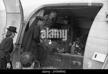 Warszawa, 1947-07-17. Lotnisko Okêcie. Transport zw³ok gen. Lucjana ¯eligowskiego z Wielkiej Brytanii. NZ. od lewej: córka gen. Janina, ¿ona Wanda ¯eligowska oraz gen. Piotr Jaroszewicz. bk/ak PAP/Stanislaw D¹browiecki Warschau, 17. Juli 1947. Der Flughafen Okecie. Die Beförderung der Leiche von General Lucjan Zeligowski aus Großbritannien. Von links: Tochter Janina von General Zeligowski, Ehefrau Wanda Zeligowska und General Piotr Jaroszewicz. bk/ak PAP/Stanislaw Dabrowiecki Stockfoto