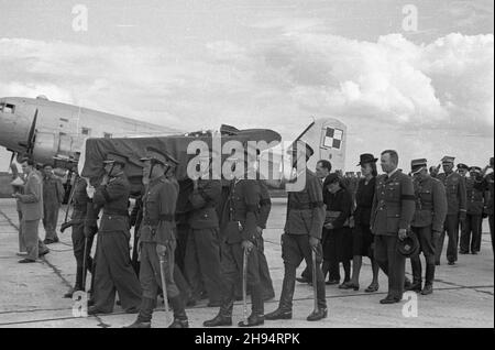 Warszawa, 1947-07-17. Lotnisko Okêcie. Przybycie samolotu z Wielkiej Brytanii z trumn¹ z cia³em zmar³ego gen. Lucjana ¯eligowskiego. ZA trumn¹ rodzina zmar³ego (¿ona Wanda ¯eligowska i córka Janina oraz syn kpt Tadeusz ¯eligowski). bk/ak PAP Warschau, 17. Juli 1947. Der Flughafen Okecie. Die Ankunft des Flugzeugs mit dem Körper von General Lucjan Zeligowski aus Großbritannien. Nach dem Sarg: Die Familie des verstorbenen Generals Zeligowski (seine Frau Wanda Zeligowska, Tochter Janina und Sohn Captain Tadeusz Zeligowski). bk/ak PAP Stockfoto