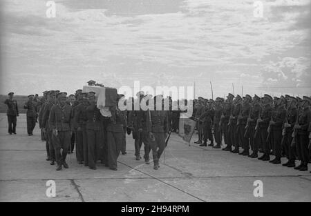 Warszawa, 1947-07-17. Lotnisko Okêcie. NZ. Niesiona przez kompaniê honorow¹ trumbna z cia³em gen. Lucjana ¯eligowskiego, która przyby³a z Wielkiej Brytanii. bk/ak PAP Warschau, 17. Juni 1947. Der Flughafen Okecie. Im Bild: Soldaten der Ehrengarde tragen den Sarg mit der Leiche von General Lucjan Zeligowski aus Großbritannien. bk/ak PAP Stockfoto