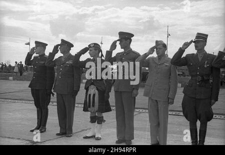 Warszawa, 1947-07-17. Lotnisko Okêcie. NZ. m.in. Heftet wojskowi pañstw obcych salutuj¹ trumnie z cia³em gen. Lucjana ¯eligowskiego, przetransportowanej z Wielkiej Brytanii. bk/ak PAP Warschau, 17. Juli 1947. Der Flughafen Okecie. Unter anderem im Bild: Militäransätze aus dem Ausland grüßen den Sarg mit der Leiche von General Lucjan Zeligowski aus Großbritannien. bk/ak PAP Stockfoto