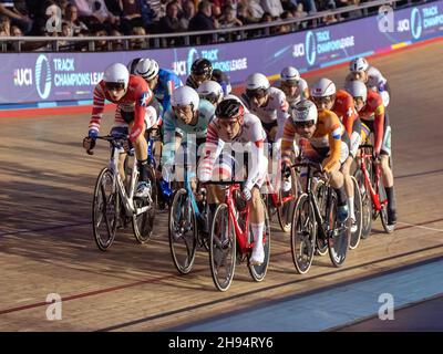 London, England, Großbritannien. 3rd Dez 2021. Wettkämpfe im Einsatz beim Ausscheidungsrennen der Männer während der UCI Track Champions League 2021 (Runde 3) im Lee Valley VeloPark. Kredit: Iain McGuinness/Alamy Live Nachrichten Stockfoto