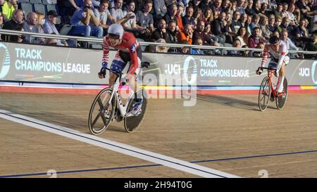 London, England, Großbritannien. 3rd Dez 2021. Gavin Hoover aus den Vereinigten Staaten und Alan Banaszek aus Polen sind die letzten zwei beim Ausscheidungsrennen der Männer während der UCI Track Champions League 3 (Runde 2021) im Lee Valley VeloPark. Kredit: Iain McGuinness/Alamy Live Nachrichten Stockfoto