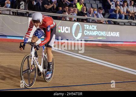 London, England, Großbritannien. 3rd Dez 2021. Gavin Hoover aus den Vereinigten Staaten gewinnt das Ausscheidungsrennen der Männer während der UCI Track Champions League 2021 (Runde 3) im Lee Valley VeloPark. Kredit: Iain McGuinness/Alamy Live Nachrichten Stockfoto