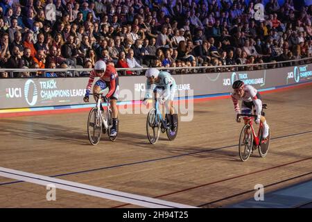 London, England, Großbritannien. 3rd Dez 2021. Gavin Hoover aus den Vereinigten Staaten, Sebastian Mora aus Spanien und Alan Banaszek aus Polen sind die letzten drei beim Ausscheidungsrennen der Männer während der UCI Track Champions League 2021 (Runde 3) im Lee Valley VeloPark. Kredit: Iain McGuinness/Alamy Live Nachrichten Stockfoto