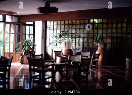 Uxmal, Mexiko. 12/26/1985. Mision Hotel. Grand Hotel. Gute Küche. Klimatisierte Zimmer. Balkon mit Blick auf die Ruinen von Uxmal. Safe. 3 Sterne. Stockfoto