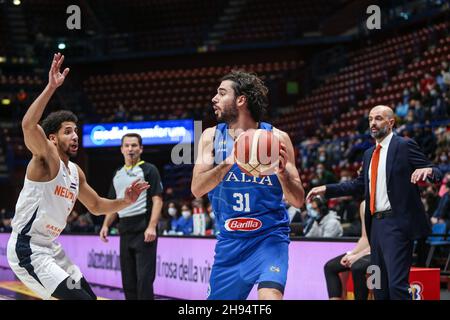 29. November 2021, Assago, Mailand, Italien: Michele Vitali (Italien) und Leon Williams (Niederlande) im Einsatz am zweiten Tag der FIBA Basketball-WM-Europameisterschaft. (Bild: © Davide Di Lalla/Pacific Press via ZUMA Press Wire) Stockfoto