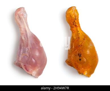 Frische und marinierte Hähnchenschenkel, Nahaufnahme ungekochte Hähnchenschenkel isoliert auf weißem Hintergrund Stockfoto