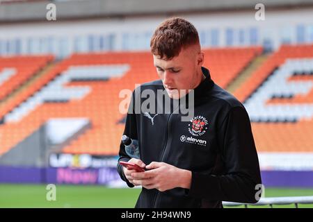 Blackpool, Großbritannien. 04th Dez 2021. Sonny Carey #16 von Blackpool James Ehemann in Blackpool, Vereinigtes Königreich am 12/4/2021. (Foto von Mark Cosgrove/News Images/Sipa USA) Quelle: SIPA USA/Alamy Live News Stockfoto