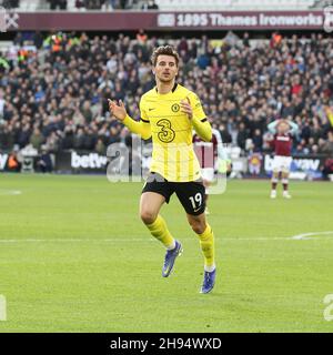 London, Großbritannien. 04th Dez 2021. Der Mason Mount of Chelsea erzielt 1-2 Punkte und feiert während des Premier League-Spiels zwischen West Ham United und Chelsea am 4. Dezember 2021 im London Stadium, Queen Elizabeth Olympic Park, London, England. Foto von Ken Sparks. Nur zur redaktionellen Verwendung, Lizenz für kommerzielle Nutzung erforderlich. Keine Verwendung bei Wetten, Spielen oder Veröffentlichungen einzelner Clubs/Vereine/Spieler. Kredit: UK Sports Pics Ltd/Alamy Live Nachrichten Stockfoto