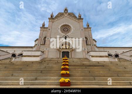 Mailand, Italien - 4. Dezember 2021: Ansicht der Gräber im Cimitero Monumentale in Mailand. Es sind keine Personen sichtbar. Stockfoto