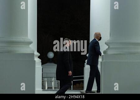 Der US-Präsident Joe Biden tritt am Freitag, den 3 2021. Dezember, im Weißen Haus in Washington, DC, in Marine One ein, bevor er abreist. Der Präsident wird das Wochenende in Camp David verbringen und am Sonntag zur Kennedy Center Honors zurückkehren. Kredit: Tasos Katopodis/Pool via CNP Stockfoto