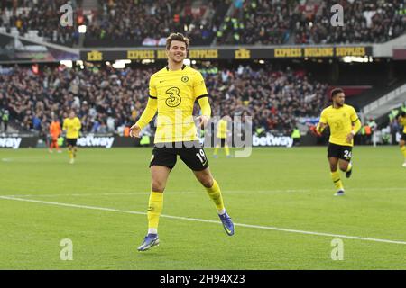 London, Großbritannien. 04th Dez 2021. Der Mason Mount of Chelsea erzielt 1-2 Punkte und feiert während des Premier League-Spiels zwischen West Ham United und Chelsea am 4. Dezember 2021 im London Stadium, Queen Elizabeth Olympic Park, London, England. Foto von Ken Sparks. Nur zur redaktionellen Verwendung, Lizenz für kommerzielle Nutzung erforderlich. Keine Verwendung bei Wetten, Spielen oder Veröffentlichungen einzelner Clubs/Vereine/Spieler. Kredit: UK Sports Pics Ltd/Alamy Live Nachrichten Stockfoto