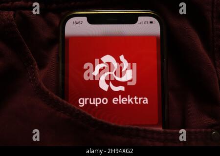 KONSKIE, POLEN - 15. September 2021: Das Grupo Elektra-Logo wird auf dem Mobiltelefon in der Jeans-Tasche versteckt angezeigt Stockfoto