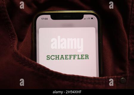 KONSKIE, POLEN - 15. September 2021: Das Logo der Schaeffler Gruppe wird auf dem Mobiltelefon in der Jeanentasche versteckt angezeigt Stockfoto