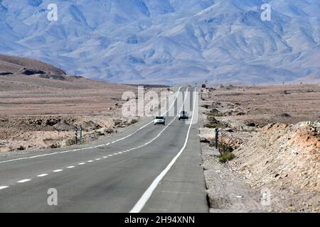 Autos fahren auf einer glatten Straße in der Atacama-Wüste im Norden Chiles Stockfoto