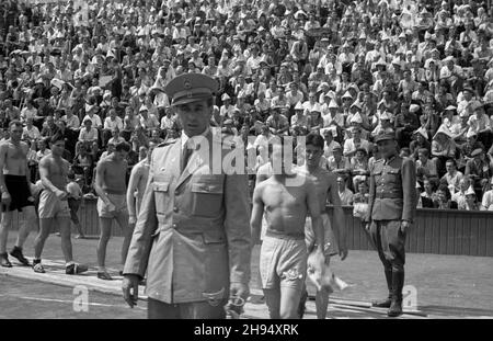 Warszawa, 1947-07-20. Korty tenisowe Wojskowego Klubu Sportowego Legia. Towarzyski mecz bokserski pomiêdzy reprezentacj¹ polskiej Milicji Obywatelskiej (MO) i milicji wêgierskiej. NZ. dru¿yna Wêgrów defiluje przed meczem. bk/pp PAP/Stanis³aw D¹browiecki Warschau, 20. Juli 1947. Ein Freundschaftsspiel zwischen der polnischen und der ungarischen Polizei auf dem Tennisgelände des Sportvereins Legia. Im Bild: Das ungarische Team bei der Parade. bk/pp PAP Stockfoto