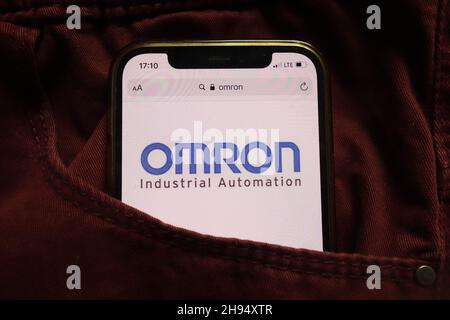 KONSKIE, POLEN - 15. September 2021: Das Logo der Omron Corporation wird auf dem Mobiltelefon angezeigt, das in der Jeans-Tasche versteckt ist Stockfoto