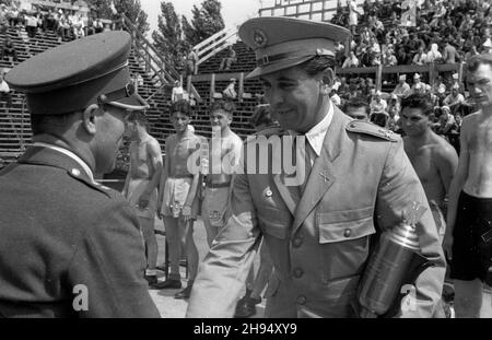 Warszawa, 1947-07-20. Korty tenisowe Wojskowego Klubu Sportowego Legia. Towarzyski mecz bokserski pomiêdzy reprezentacj¹ polskiej Milicji Obywatelskiej (MO) i milicji wêgierskiej. NZ. Kapitanowie obu dru¿yn wymieniaj¹ uœcisk d³oni. bk/pp PAP/Stanis³aw D¹browiecki Warschau, 20. Juli 1947. Tennisplätze des Legia Military Sport Club. Ein Freundschaftsspiel zwischen polnischen und ungarischen Milizen. Im Bild: Kapitäne der beiden Teams, die sich die Hände schütteln. bk/pp PAP Stockfoto