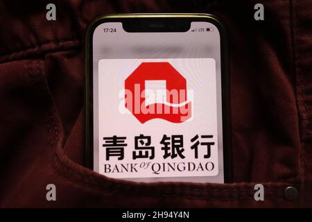 KONSKIE, POLEN - 15. September 2021: Das Logo der Bank of Qingdao wird auf dem Mobiltelefon in der Jeans-Tasche versteckt angezeigt Stockfoto