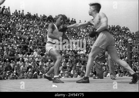 Warszawa, 1947-07-20. Korty tenisowe Wojskowego Klubu Sportowego Legia. Towarzyski mecz bokserski pomiêdzy reprezentacj¹ polskiej Milicji Obywatelskiej (MO) i milicji wêgierskiej. NZ. zakoñczona remisem walka w kategorii piórkowej - Go³yñski (1L) kontra Verhegyi. bk/pp PAP Warschau, 20. Juli 1947. Tennisplätze des Legia Military Sport Club. Ein Freundschaftsspiel zwischen polnischen und ungarischen Milizen. Im Bild: Federgewicht Golynski (1st von links) gegen Verhegyi, das mit einem Unentschieden endete. bk/pp PAP Stockfoto