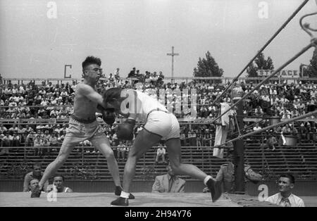 Warszawa, 1947-07-20. Korty tenisowe Wojskowego Klubu Sportowego Legia. Towarzyski mecz bokserski pomiêdzy reprezentacj¹ polskiej Milicji Obywatelskiej (MO) i milicji wêgierskiej. NZ. zakoñczona remisem walka w kategorii piórkowej - Go³yñski (1P) kontra Verhegyi. bk/pp PAP Warschau, 20. Juli 1947. Tennisplätze des Legia Military Sport Club. Ein Freundschaftsspiel zwischen polnischen und ungarischen Milizen. Im Bild: Federgewicht Golynski (1st von rechts) gegen Verhegyi, das mit einem Unentschieden endete. bk/pp PAP Stockfoto