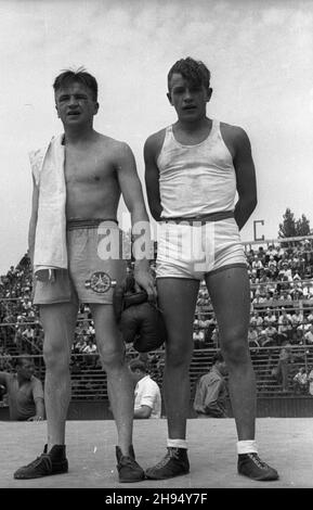 Warszawa, 1947-07-20. Korty tenisowe Wojskowego Klubu Sportowego Legia. Towarzyski mecz bokserski pomiêdzy reprezentacj¹ polskiej Milicji Obywatelskiej (MO) i milicji wêgierskiej. NZ. piêœciarze po zakoñczonej remisem walce w kategorii piórkowej - Go³yñski (1P) kontra Verhegyi. bk/pp PAP Warschau, 20. Juli 1947. Tennisplätze des Legia Military Sport Club. Ein Freundschaftsspiel zwischen polnischen und ungarischen Milizen. Im Bild: Boxer nach einem Federgewichtsmatch, das mit einem Unentschieden endete: Golynski (1st von rechts) und Verhegyi. bk/pp PAP Stockfoto