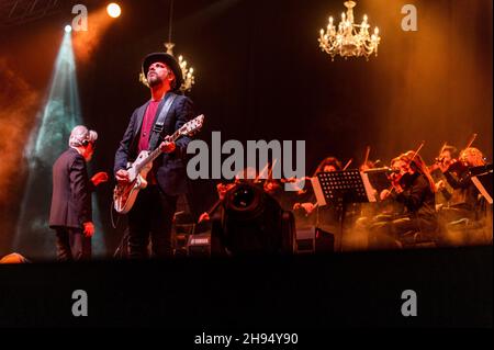 Gran Teatro Geox, Padova, Italien, 03. Dezember 2021, Stefano Verderi Gitarrist von Le Vibrazioni und das Orchester von Beppe Vessicchio. Während Le Vibr Stockfoto