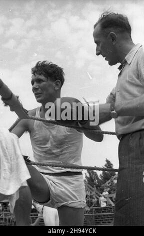 Warszawa, 1947-07-20. Korty tenisowe Wojskowego Klubu Sportowego Legia. Towarzyski mecz bokserski pomiêdzy reprezentacj¹ polskiej Milicji Obywatelskiej (MO) i milicji wêgierskiej. NZ. piêœciarz kategorii lekkiej Antkiewicz (1L). bk/pp PAP Warschau, 20. Juli 1947. Tennisplätze des Legia Military Sport Club. Ein Freundschaftsspiel zwischen polnischen und ungarischen Milizen. Im Bild: Polnischer Leichtgewicht-Boxer Antkiewicz bk/pp PAP Stockfoto