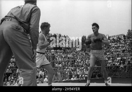 Warszawa, 1947-07-20. Korty tenisowe Wojskowego Klubu Sportowego Legia. Towarzyski mecz bokserski pomiêdzy reprezentacj¹ polskiej Milicji Obywatelskiej (MO) i milicji wêgierskiej. NZ. walka w kategorii pó³œredniej - Iwañski (2L) kontra Budai, zakoñczona zwyciêstwem Wêgra. bk/pp PAP Warschau, 20. Juli 1947. Tennisplätze des Legia Military Sport Club. Ein Freundschaftsspiel zwischen polnischen und ungarischen Milizen. Bild: Leichtes Mittelgewicht-Match: Iwanski (2nd v.l.) gegen Budai, das mit dem Sieg des ungarischen Boxers endete. bk/pp PAP Stockfoto