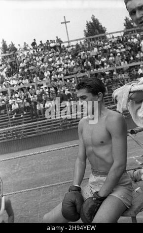 Warszawa, 1947-07-20. Korty tenisowe Wojskowego Klubu Sportowego Legia. Towarzyski mecz bokserski pomiêdzy reprezentacj¹ polskiej Milicji Obywatelskiej (MO) i milicji wêgierskiej. NZ. piêœciarz wêgierski kategorii pó³œredniej Budai. bk/pp PAP Warschau, 20. Juli 1947. Tennisplätze des Legia Military Sport Club. Ein Freundschaftsspiel zwischen polnischen und ungarischen Milizen. Abgebildet: Ungarischer Boxer mit mittlerem Gewicht Budai. bk/pp PAP Stockfoto