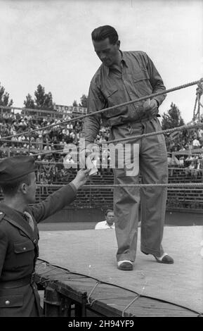 Warszawa, 1947-07-20. Korty tenisowe Wojskowego Klubu Sportowego Legia. Towarzyski mecz bokserski pomiêdzy reprezentacj¹ polskiej Milicji Obywatelskiej (MO) i milicji wêgierskiej. NZ. m.in. sêdzia bokserski (1P). bk/pp PAP Warschau, 20. Juli 1947. Tennisplätze des Legia Military Sport Club. Ein Freundschaftsspiel zwischen polnischen und ungarischen Milizen. Im Bild: Ein Schiedsrichter (1st von rechts). bk/pp PAP Stockfoto