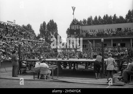 Warszawa, 1947-07-20. Korty tenisowe Wojskowego Klubu Sportowego Legia. Towarzyski mecz bokserski pomiêdzy reprezentacj¹ polskiej Milicji Obywatelskiej (MO) i milicji wêgierskiej. NZ. walka w kategorii œredniej - bk/pp PAP Warschau, 20. Juli 1947. Tennisplätze des Legia Military Sport Club. Ein Freundschaftsspiel zwischen polnischen und ungarischen Milizen. Im Bild: Das Spiel der Kategorie mit dem achten Gewicht. bk/pp PAP Stockfoto