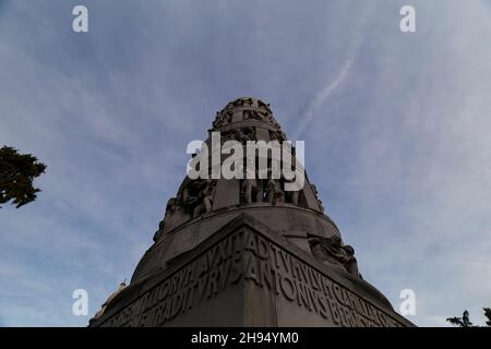 Mailand, Italien - 4. Dezember 2021: Ansicht der Gräber im Cimitero Monumentale in Mailand. Es sind keine Personen sichtbar. Stockfoto