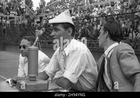 Warszawa, 1947-07-20. Korty tenisowe Wojskowego Klubu Sportowego Legia. Towarzyski mecz bokserski pomiêdzy reprezentacj¹ polskiej Milicji Obywatelskiej (MO) i milicji wêgierskiej. NZ. Sprawozdawca radiowy Tadeusz Pyszkowski (C), Sprawozdawca Bohdan Tomaszewski (P). bk/pp PAP Warschau, 20. Juli 1947. Tennisplätze des Legia Military Sport Club. Ein Freundschaftsspiel zwischen polnischen und ungarischen Milizen. Im Bild: Sportlern. bk/pp PAP Stockfoto