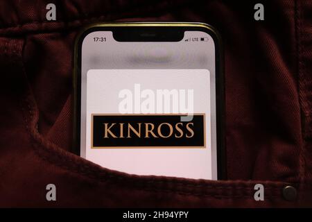 KONSKIE, POLEN - 15. September 2021: Das Kinross Gold Corporation-Logo wird auf dem Mobiltelefon in der Jeanentasche versteckt angezeigt Stockfoto