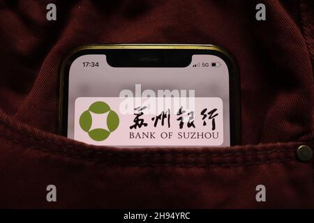 KONSKIE, POLEN - 15. September 2021: Das Logo der Bank of Suzhou wird auf dem Mobiltelefon in der Jeans-Tasche versteckt angezeigt Stockfoto