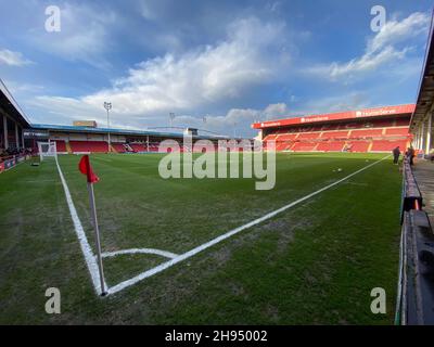 Walsall, Großbritannien. 04th Dez 2021. Allgemeiner Blick in das Stadion während des FA Cup-Spiels in der zweiten Runde zwischen Walsall und Swindon Town am 4. Dezember 2021 im Banks's Stadium, Walsall, England. Foto von Karl Newton/Prime Media Images. Quelle: Prime Media Images/Alamy Live News Stockfoto