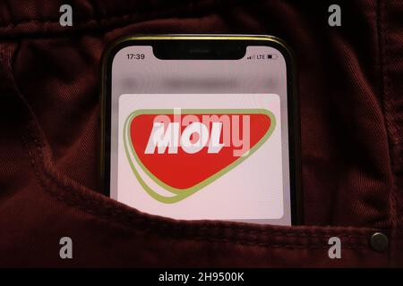 KONSKIE, POLEN - 15. September 2021: DAS MOL PLC-Logo wird auf dem Mobiltelefon in der Jeanentasche versteckt angezeigt Stockfoto