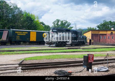 North Conway, New Hampshire. 2. September 2018. Eine alte schwarze Diesellokomotive und ein Kastenwagen auf dem landschaftlich schönen Eisenbahnhof von conway im Norden von conway New h Stockfoto