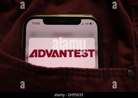 KONSKIE, POLEN - 15. September 2021: Das Logo der Advantest Corporation wird auf dem Mobiltelefon in der Jeanentasche versteckt angezeigt Stockfoto