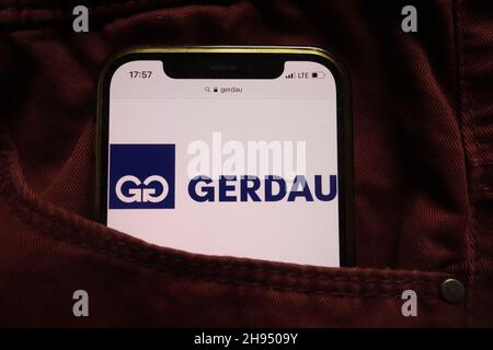 KONSKIE, POLEN - 15. September 2021: Das Logo der Gerdau SA wird auf dem Mobiltelefon in der Jeanstasche versteckt angezeigt Stockfoto