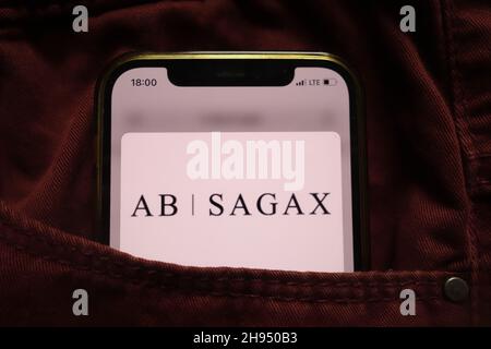 KONSKIE, POLEN - 15. September 2021: Ab Sagax-Logo auf dem Mobiltelefon, versteckt in der Jeans-Tasche Stockfoto