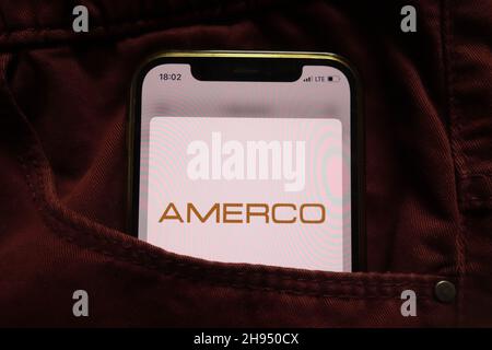 KONSKIE, POLEN - 15. September 2021: Das Firmenlogo von Amerco wird auf dem Mobiltelefon in der Jeans-Tasche versteckt angezeigt Stockfoto