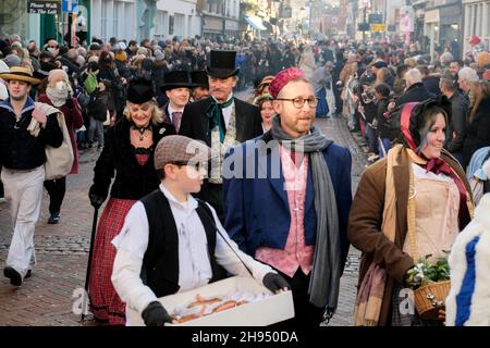 Rochester, Kent, Großbritannien. 4th Dez 2021. Das Dickensian Christmas Festival in Rochester, Kent. Die Menschen kleiden sich als Figuren aus den Romanen von Charles Dickens. Kredit: Matthew Chattle/Alamy Live Nachrichten Stockfoto