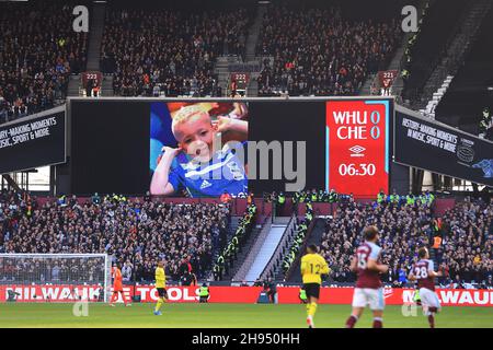 London, Großbritannien. 04th Dez 2021. Die große Leinwand zeigt den jungen Arthur Labinjo-Hughes, während die Fans eine Minute Applaus zu Ehren beobachten. Premier League Spiel, West Ham Utd gegen Chelsea im London Stadium, Queen Elizabeth Olympic Park in London am Samstag, 4th. Dezember 2021. Dieses Bild darf nur für redaktionelle Zwecke verwendet werden. Nur zur redaktionellen Verwendung, Lizenz für kommerzielle Nutzung erforderlich. Keine Verwendung bei Wetten, Spielen oder Veröffentlichungen in einem Club/einer Liga/einem Spieler. PIC von Steffan Bowen/Andrew Orchard Sports Photography/Alamy Live News Credit: Andrew Orchard Sports Photography/Alamy Live News Stockfoto