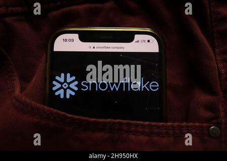 KONSKIE, POLEN - 15. September 2021: Das Snowflake Inc-Logo wird auf dem Mobiltelefon in der Jeans-Tasche versteckt angezeigt Stockfoto