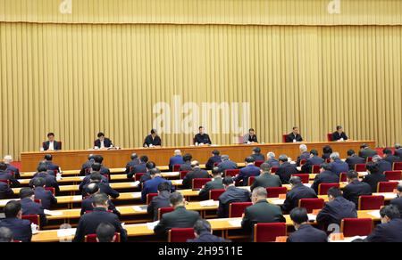 Peking, China. 4th Dez 2021. Der chinesische Präsident Xi Jinping, ebenfalls Generalsekretär des Zentralkomitees der Kommunistischen Partei Chinas und Vorsitzender der Zentralen Militärkommission, spricht auf einer nationalen Konferenz über die Arbeit im Zusammenhang mit religiösen Angelegenheiten in Peking, der Hauptstadt Chinas. Li Keqiang, Li Zhanshu, Wang Yang, Wang Huning, Zhao Leji und Han Zheng nahmen ebenfalls an der Konferenz Teil, die von Freitag bis Samstag stattfand. Quelle: Ding Haitao/Xinhua/Alamy Live News Stockfoto