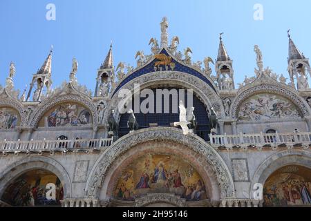 Der Markusplatz, der oft auf Englisch als Markusplatz bekannt ist, ist der wichtigste öffentliche Platz von Venedig, Italien, Stockfoto